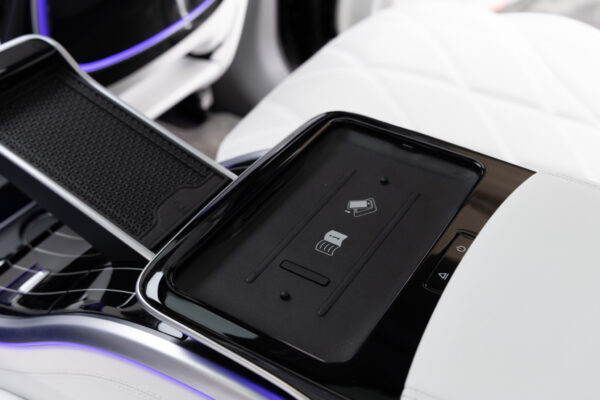 EQS SUV 680ファーストクラスPKG 4WD 左H