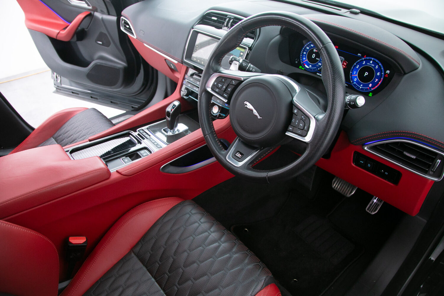 Fペイス SVR 5.0L P550 4WD