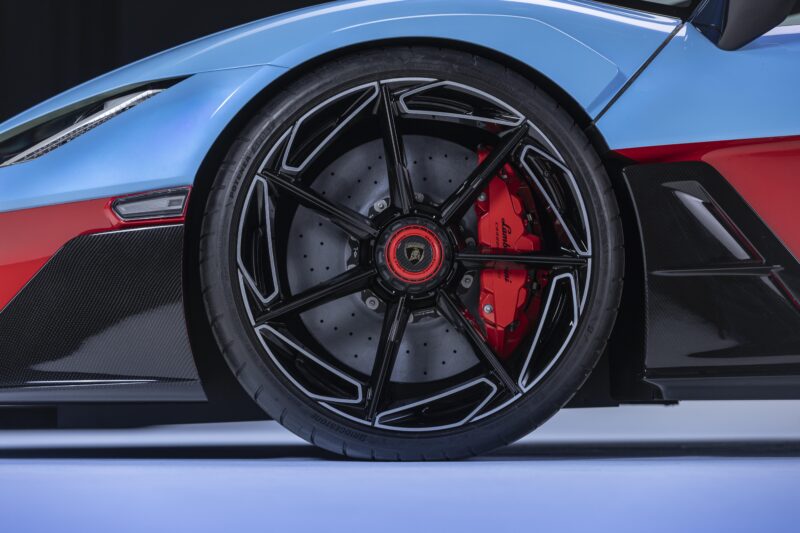 ブリヂストン×ランボルギーニ・フェノメノ・ロードスター 「ポテンザ・スポーツ」を納入