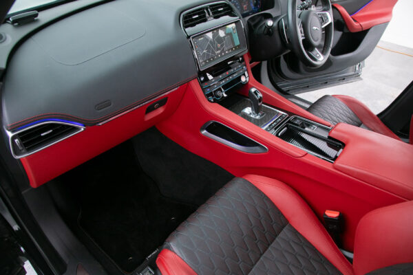 Fペイス SVR 5.0L P550 4WD