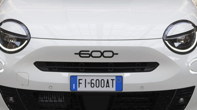 80台限定　フィアット600ハイブリッド・スポルト　ブラックアクセントを初採用