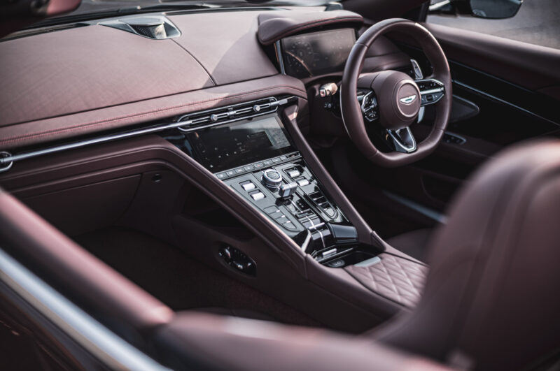 アストンマーティン・DB12ヴォランテ（2025）オープンにした瞬間、この車は完成する