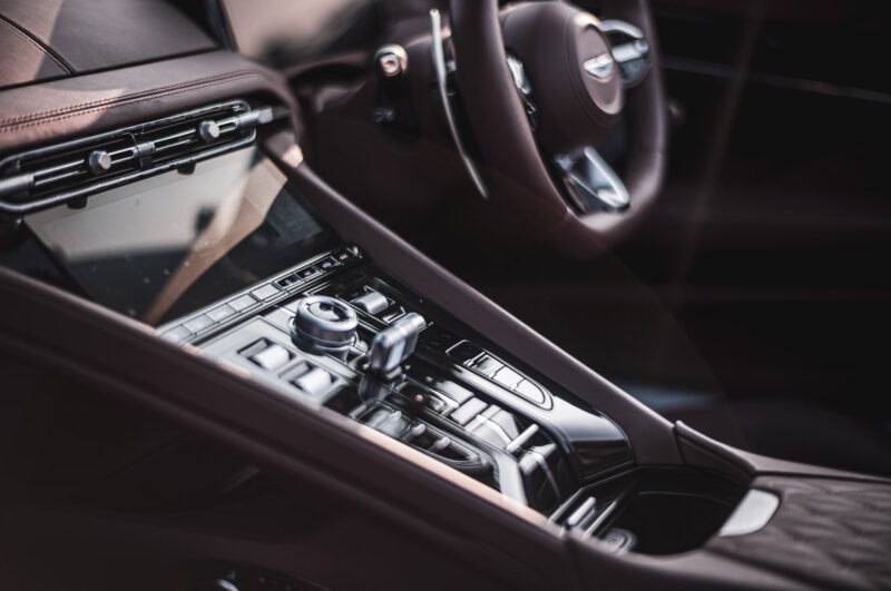 アストンマーティン・DB12ヴォランテ（2025）オープンにした瞬間、この車は完成する