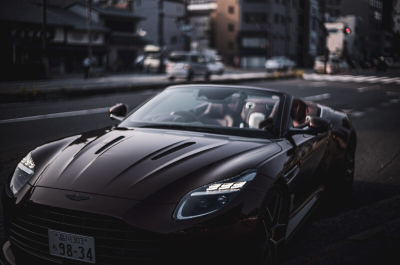 アストンマーティン・DB12ヴォランテ（2025）オープンにした瞬間、この車は完成する