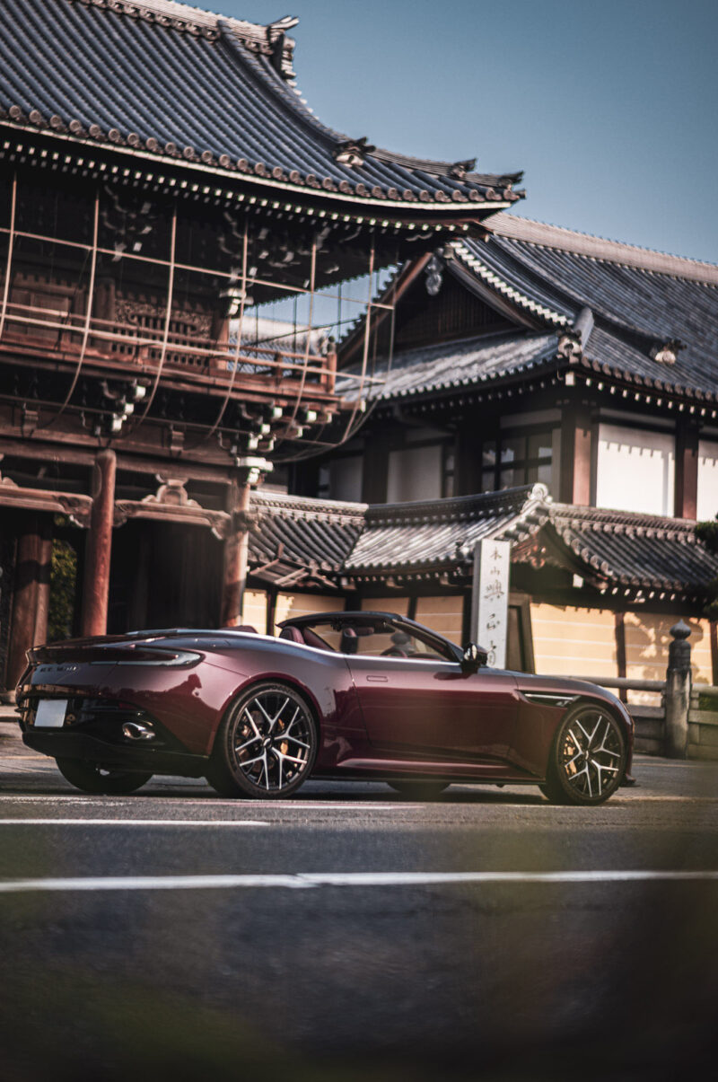 アストンマーティン・DB12ヴォランテ（2025）オープンにした瞬間、この車は完成する