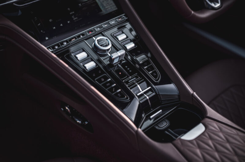 アストンマーティン・DB12ヴォランテ（2025）オープンにした瞬間、この車は完成する
