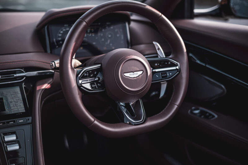 アストンマーティン・DB12ヴォランテ（2025）オープンにした瞬間、この車は完成する