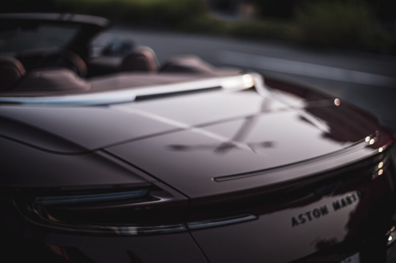 アストンマーティン・DB12ヴォランテ（2025）オープンにした瞬間、この車は完成する