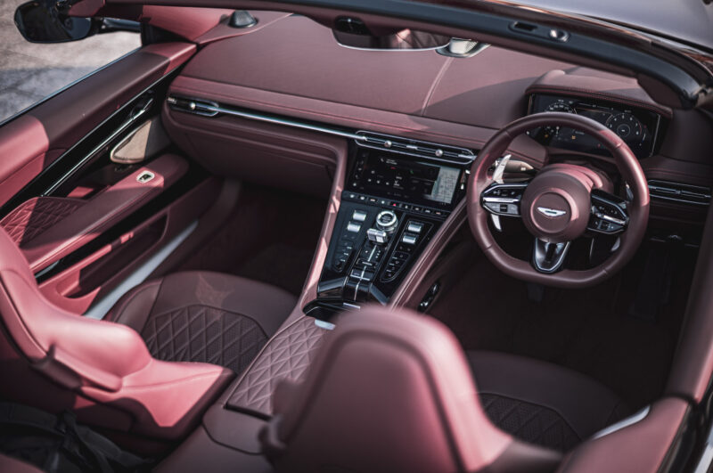 アストンマーティン・DB12ヴォランテ（2025）オープンにした瞬間、この車は完成する