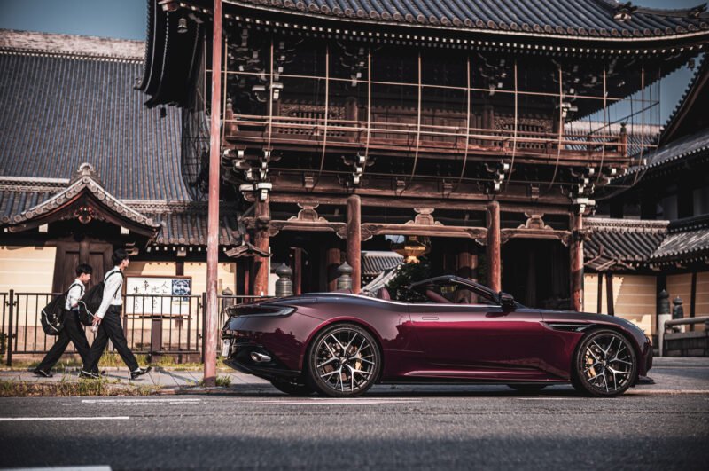 アストンマーティン・DB12ヴォランテ（2025）オープンにした瞬間、この車は完成する