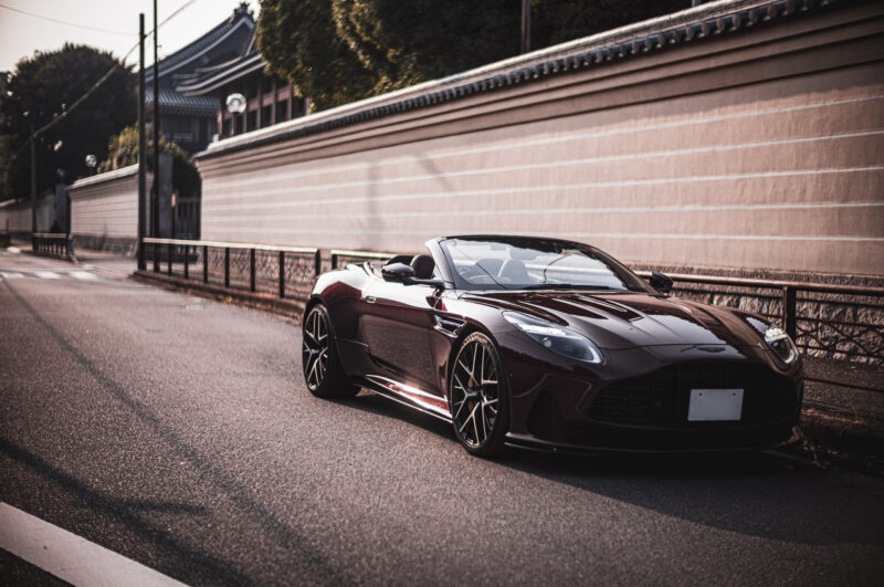 アストンマーティン・DB12ヴォランテ（2025）オープンにした瞬間、この車は完成する