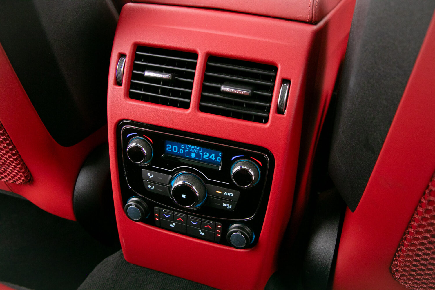 Fペイス SVR 5.0L P550 4WD