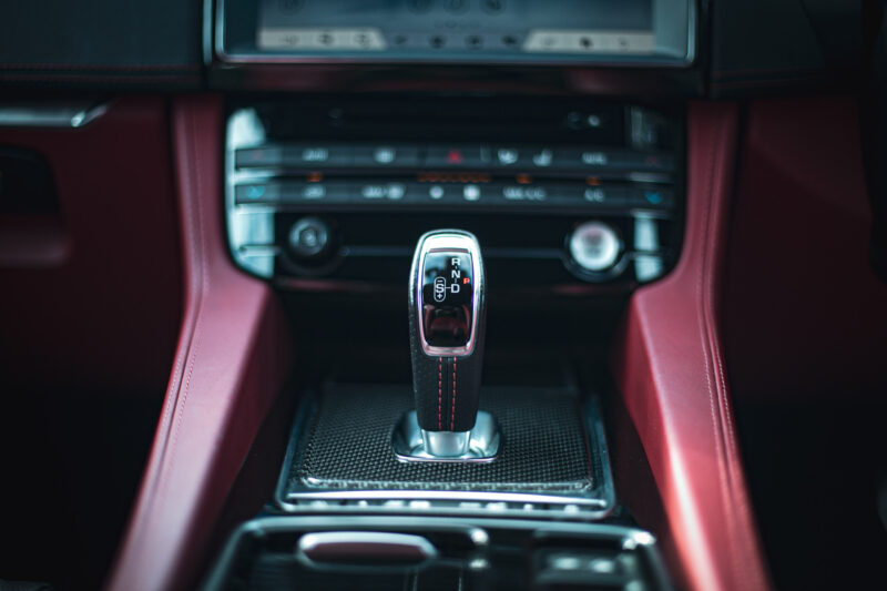 ジャガー・FペイスSVR（2020）他にないこの鼓動