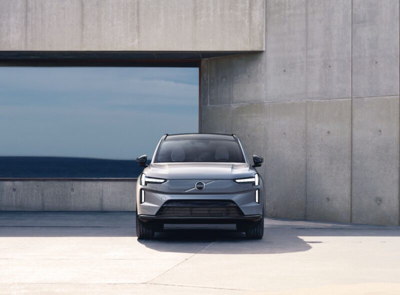 新たな電動フラッグシップSUV　新時代を象徴するボルボEX90
