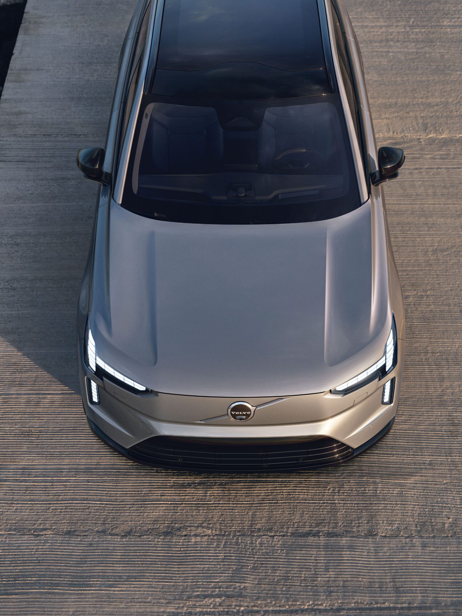新たな電動フラッグシップSUV 新時代を象徴するボルボEX90｜RESENSE