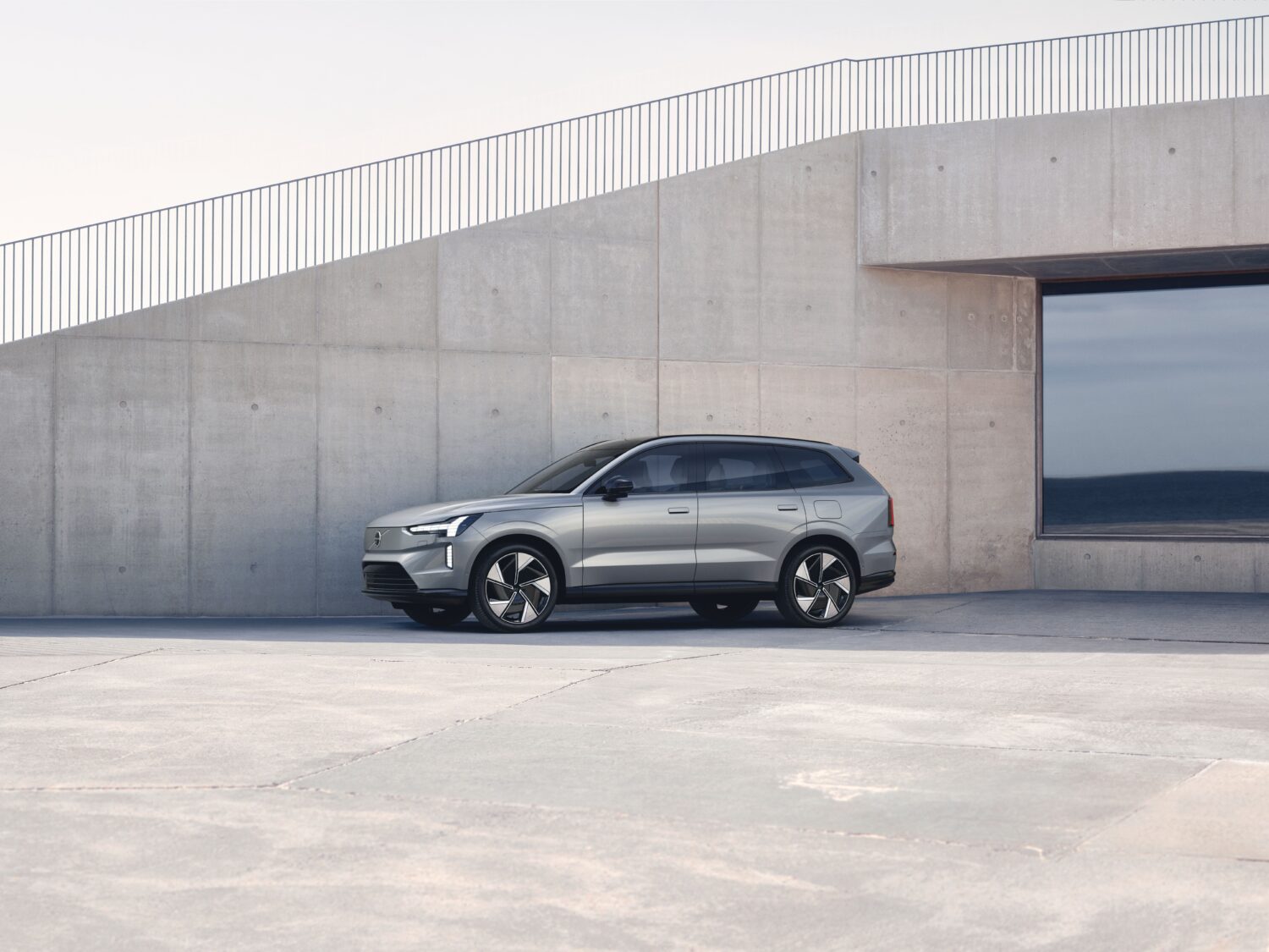 新たな電動フラッグシップSUV 新時代を象徴するボルボEX90