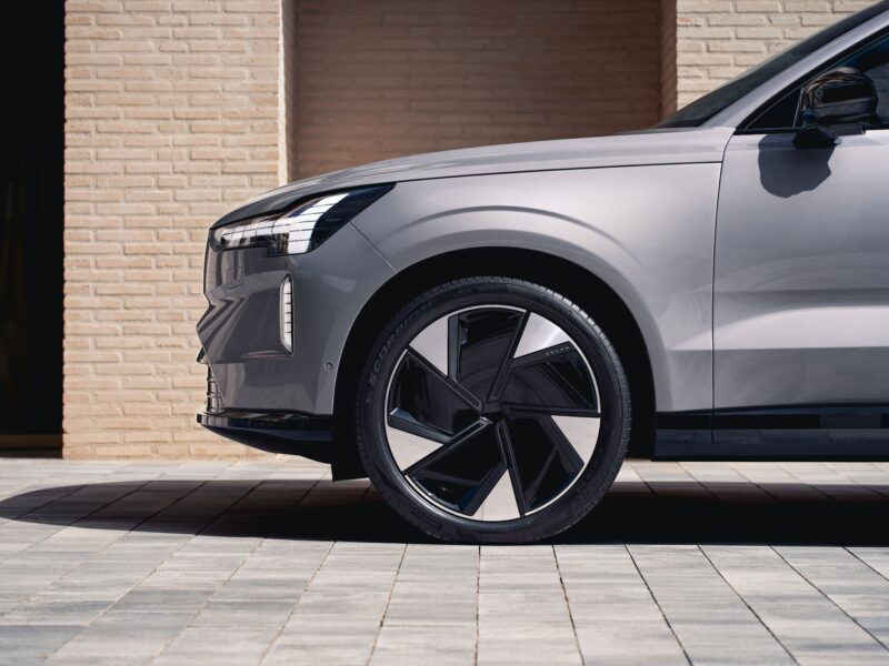 新たな電動フラッグシップSUV　新時代を象徴するボルボEX90