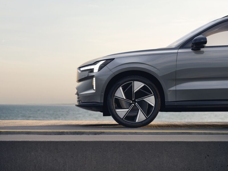 新たな電動フラッグシップSUV　新時代を象徴するボルボEX90