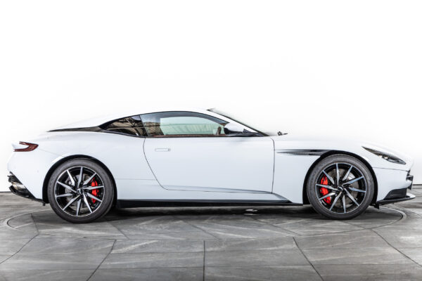DB11 V8