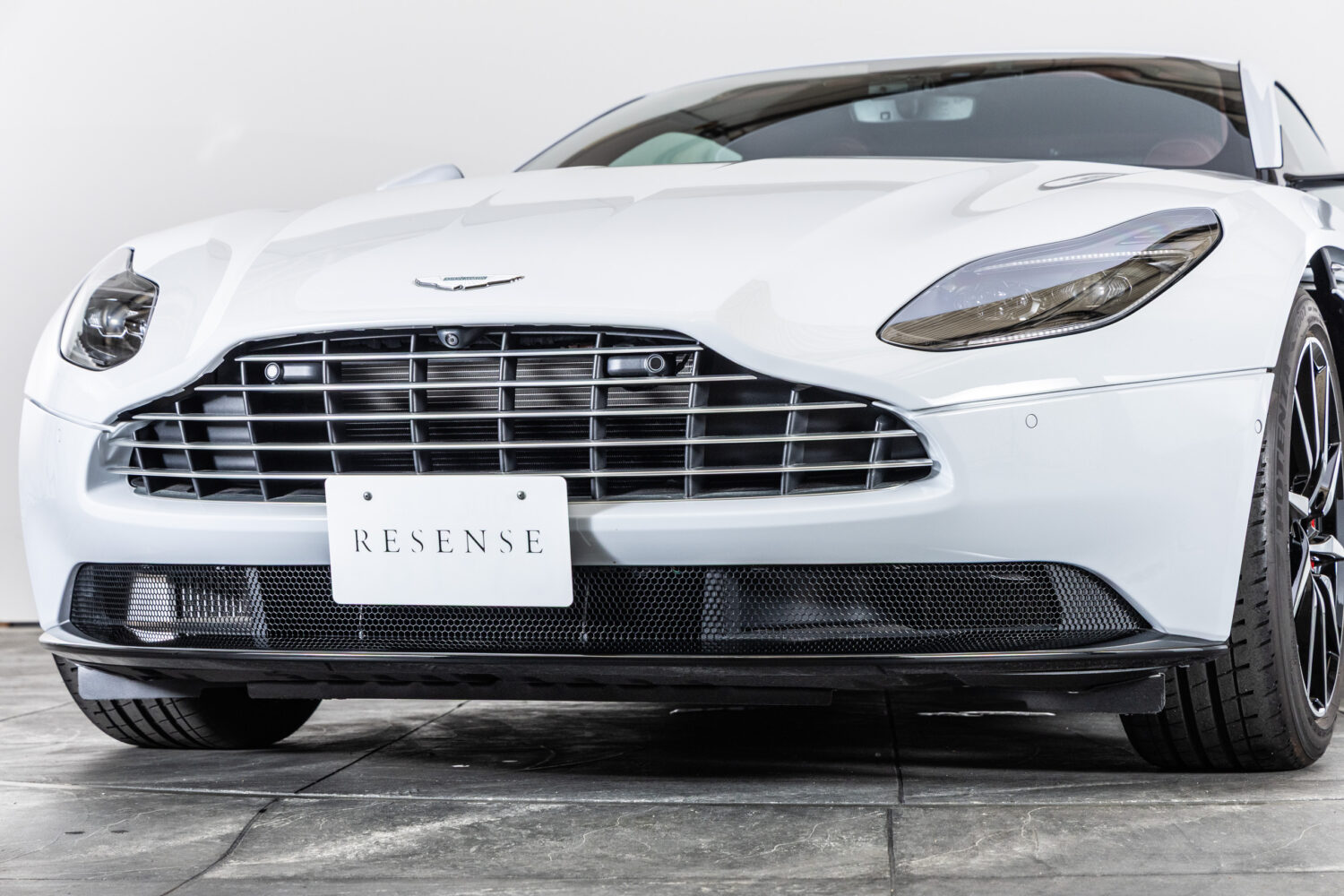 DB11 V8