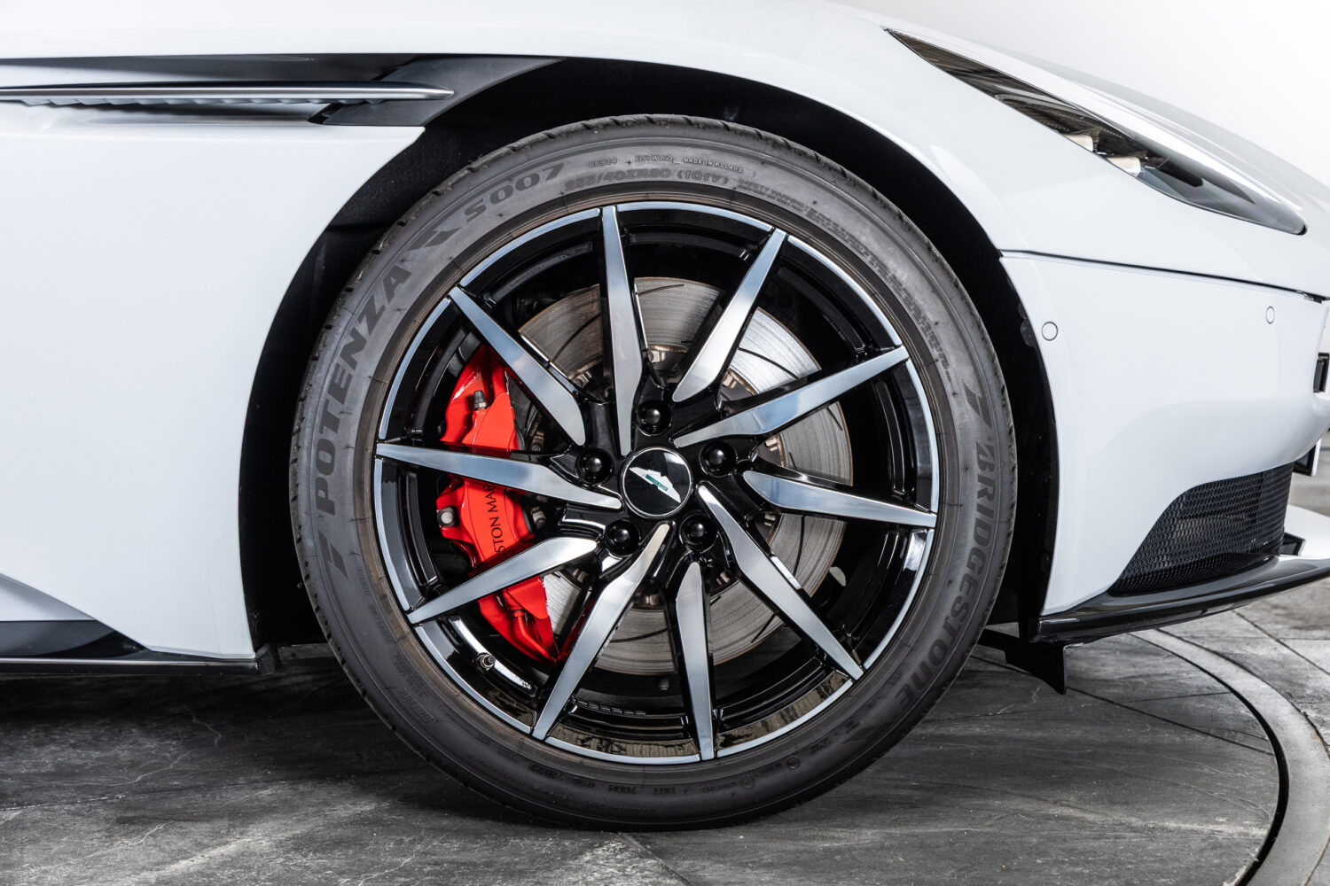 DB11 V8