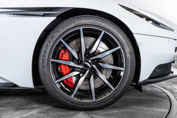 DB11 V8