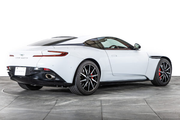 DB11 V8