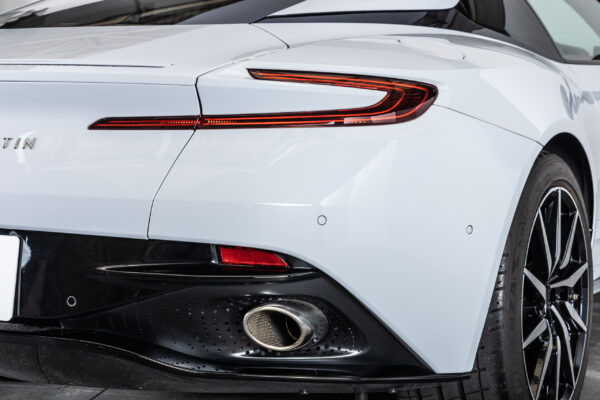 DB11 V8