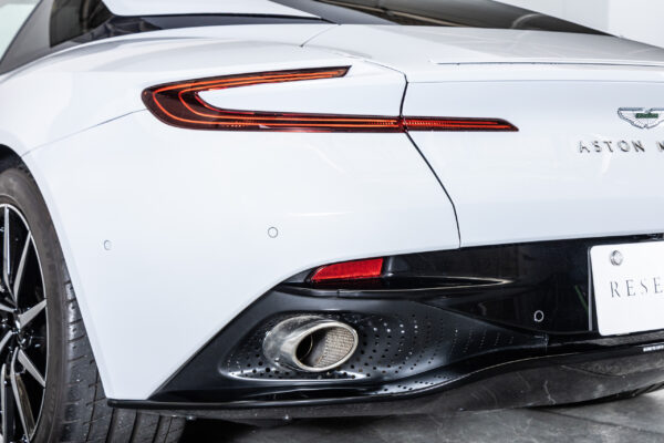 DB11 V8