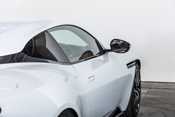 DB11 V8