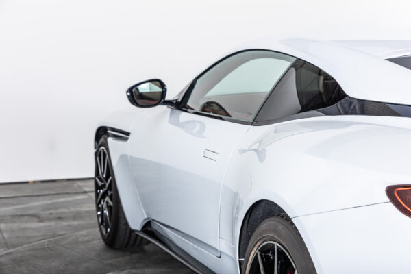 DB11 V8