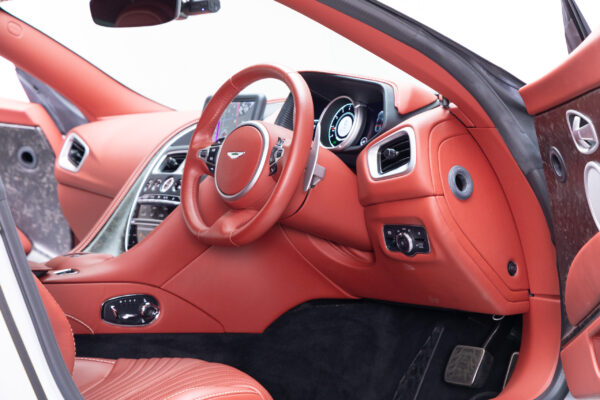 DB11 V8