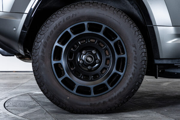 ディフェンダー110オクタ エディション ワン 4.4L P635 4WD