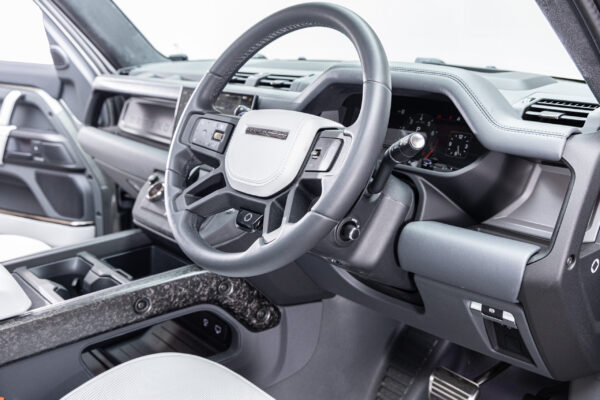 ディフェンダー110オクタ エディション ワン 4.4L P635 4WD
