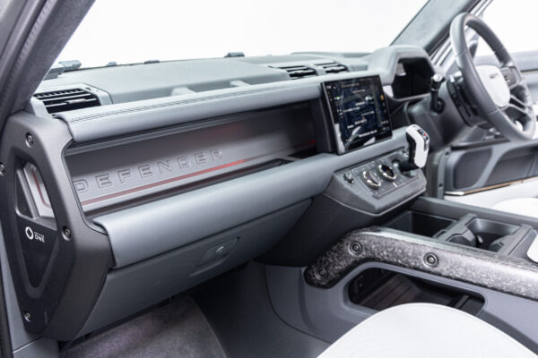 ディフェンダー110オクタ エディション ワン 4.4L P635 4WD