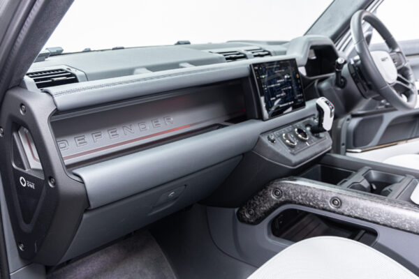 ディフェンダー110オクタ エディション ワン 4.4L P635 4WD