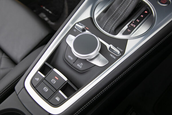 TTロードスター 2.0 TFSI クワトロ SラインPKG 4WD