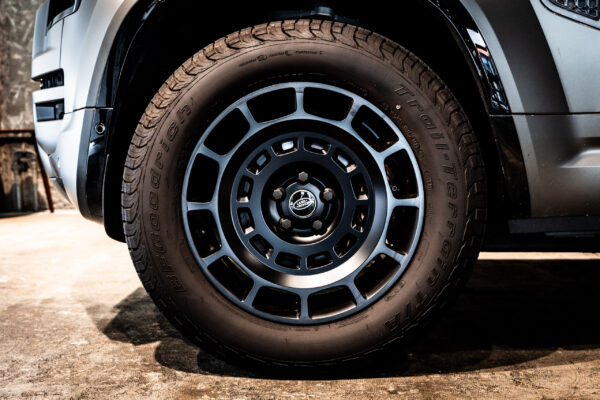 ディフェンダー110オクタ エディション ワン 4.4L P635 4WD