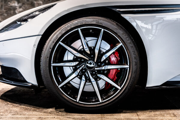 DB11 V8