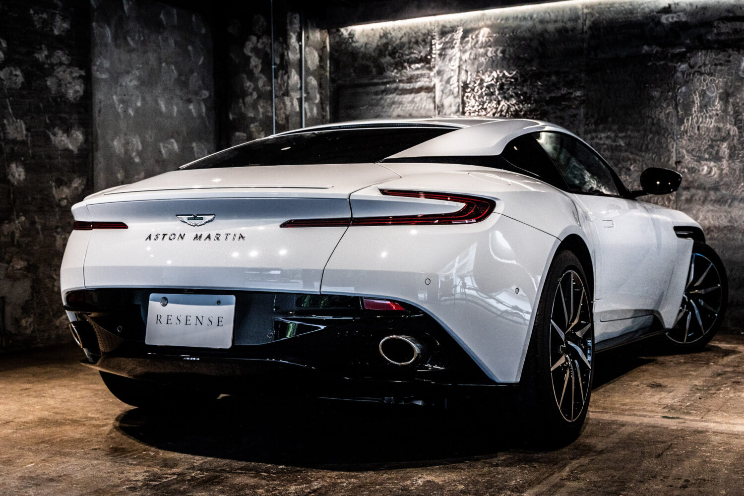 DB11 V8