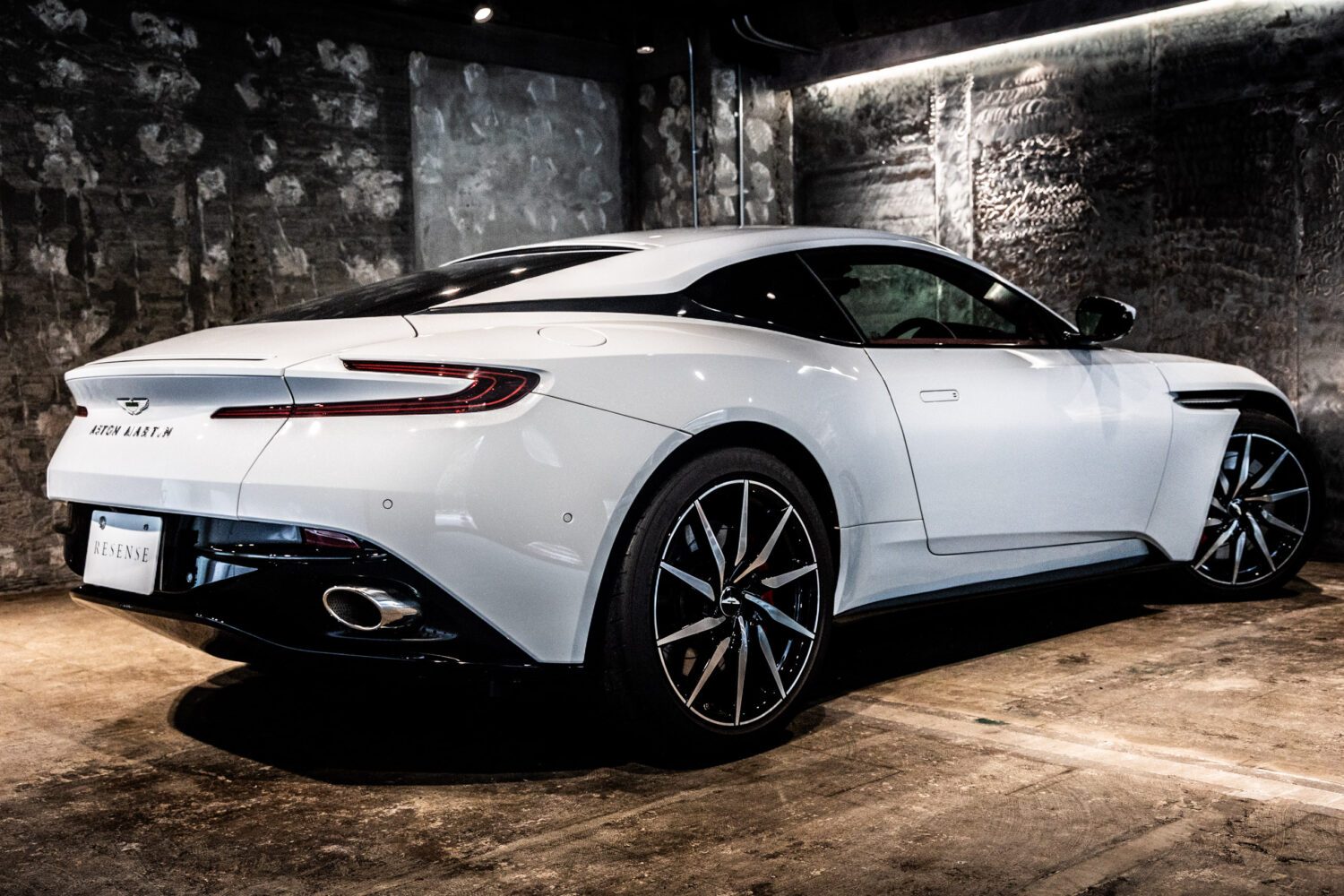 DB11 V8