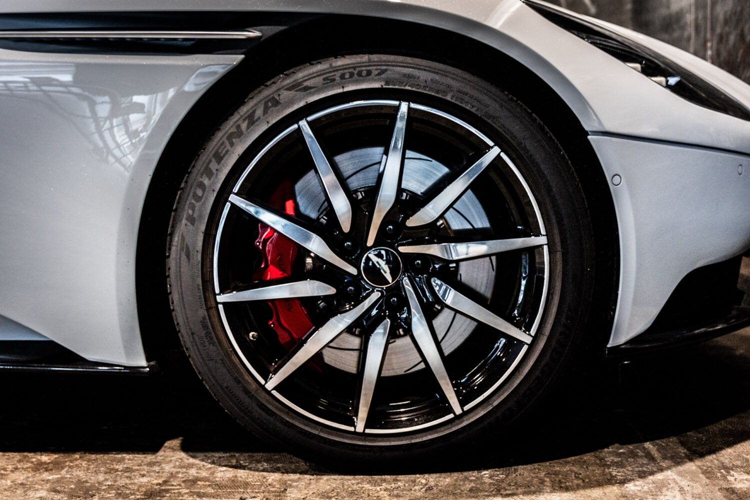 DB11 V8
