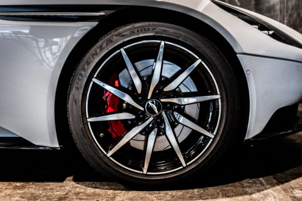 DB11 V8