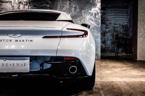 DB11 V8