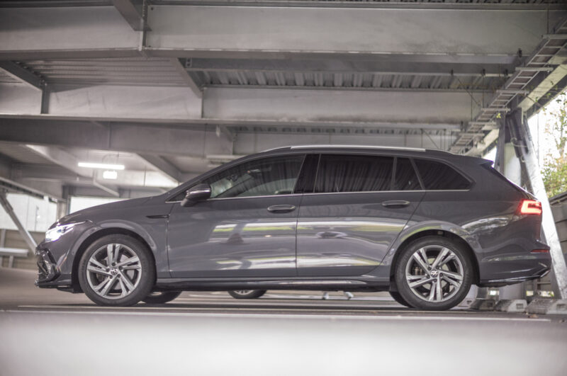 フォルクスワーゲン・ゴルフヴァリアント TDI Rライン（2023）どこにも角がないという完成度