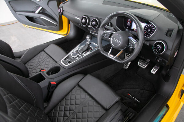 TTロードスター 2.0 TFSI クワトロ SラインPKG 4WD
