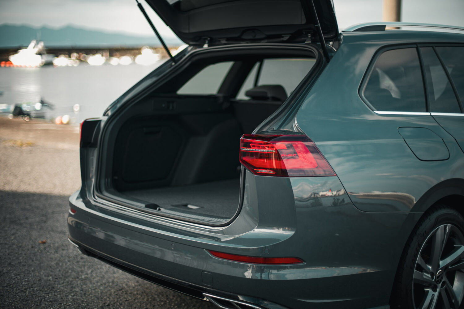 フォルクスワーゲン・ゴルフヴァリアント TDI Rライン(2023)この組み合わせ、本命かも