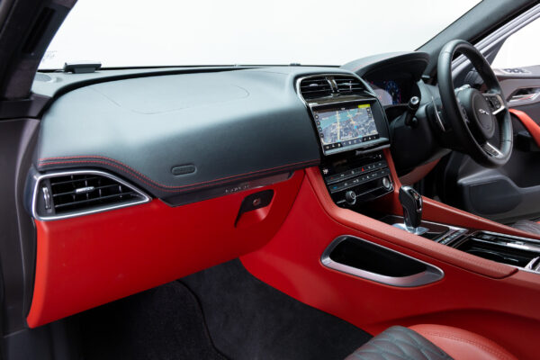Fペイス SVR 5.0L P550 4WD